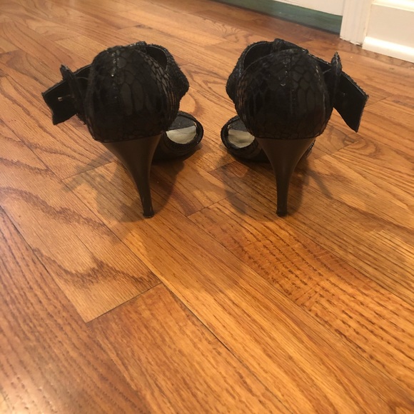 Black snake pattern ankle strap heels🥑🥑🥑 - Picture 3 of 4